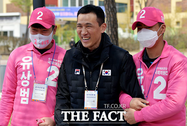 선거운동원들과도 찰칵