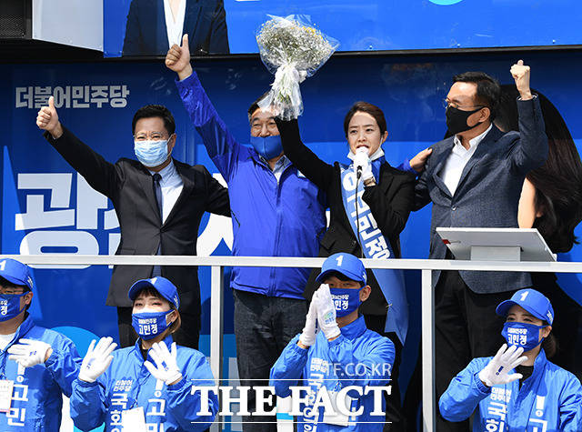 지지 호소하는 고민정 후보(왼쪽 세번째)