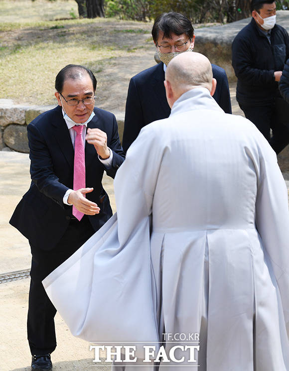 봉은사 원명 주지스님과 인사하는 태구민(태영호) 미래통합당 강남구갑 국회의원 후보(왼쪽)