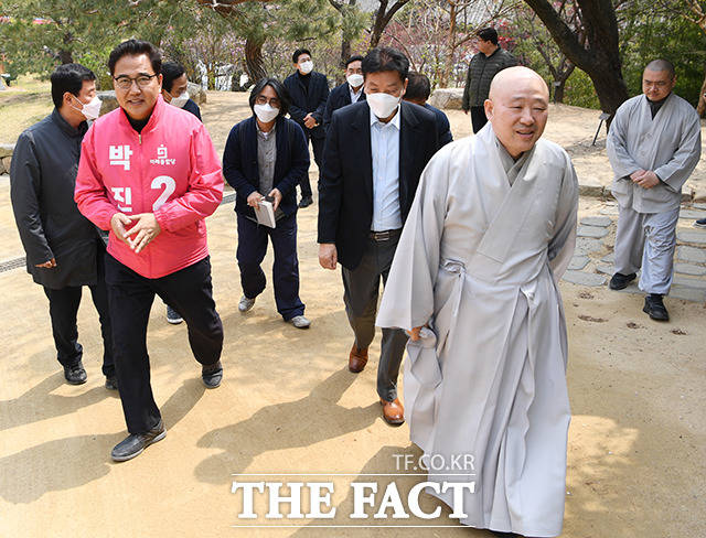 실내로 이동하는 박진 후보(왼쪽 두번째)와 원명 주지스님(오른쪽 두번째)