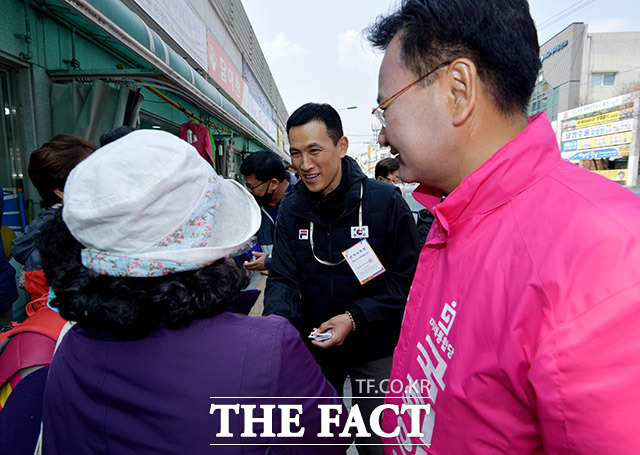 함께 지지자들과 인사하는 우아한 형제.