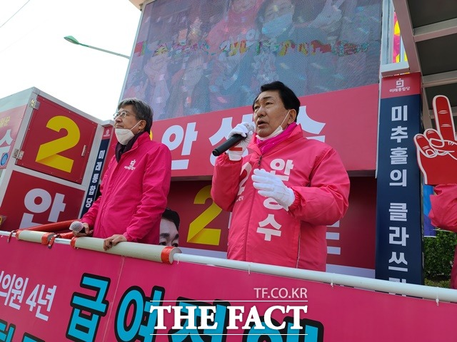 통합당 안상수 동·미추홀을 후보(오른쪽)와 박형준 공동선대위원장이 11일 오전 용현동 용현시장에서 선거 유세를 펼치고 있다. /안상수 캠프 제공