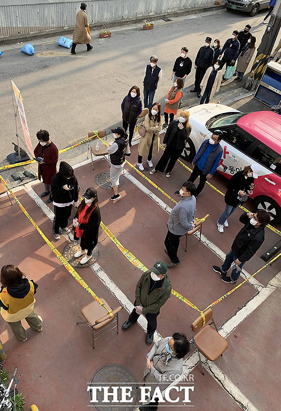 사전투표 마지막날인 11일 오후 서울 도봉구 쌍문동의 한 사전투표소 앞에서 유권자들이 투표를 하기 위해 길게 줄 서 있다.