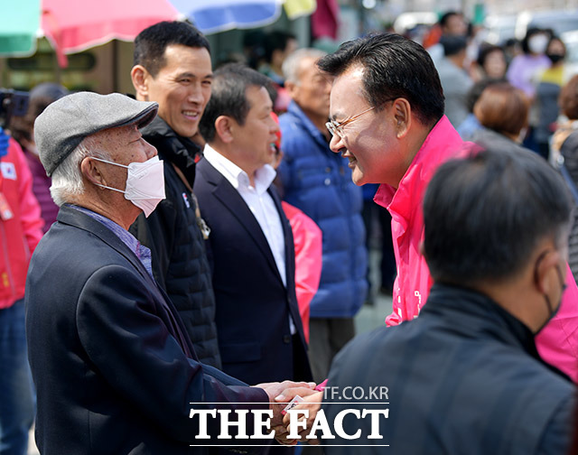 형을 뿌듯하게 바라보는 유오성.