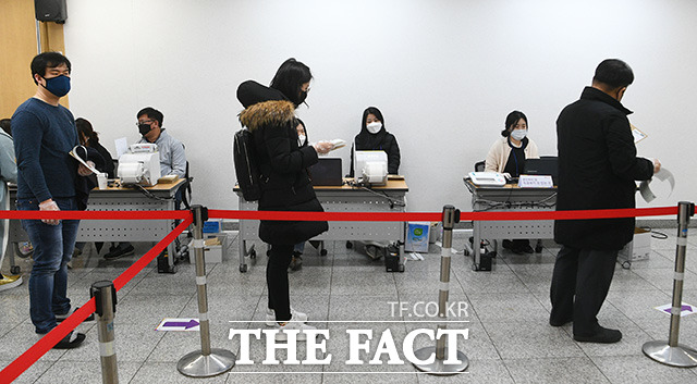 제21대 총선 사전투표 이틀째인 11일 오후 1시 누적 투표율이 19.08%로 집계됐다. 사진은 10일 오전 서울 강남구 논현2동 사전투표소에서 유권자들이 투표하는 모습. /이동률 기자