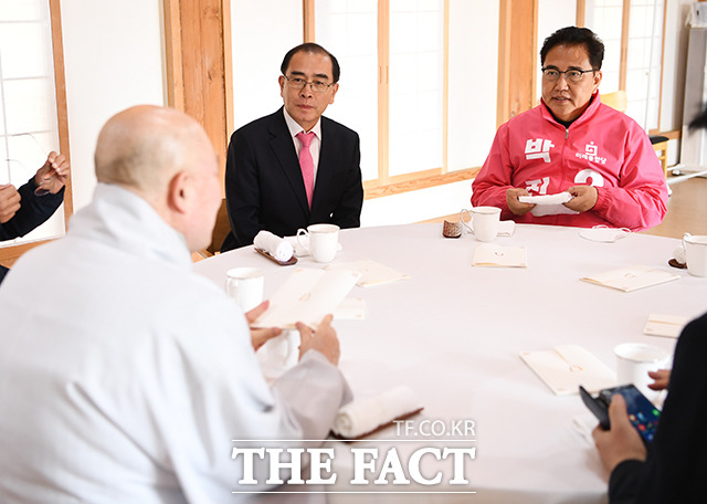 원명 주지스님 말씀 듣는 태구민(태영호) 후보(가운데)와 박진 후보