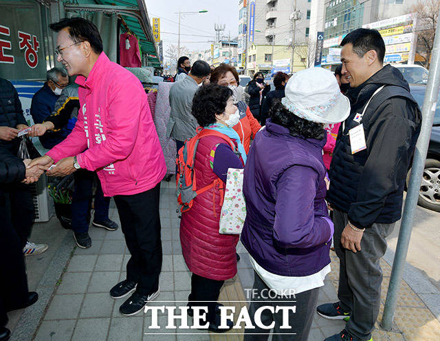 인기가 많은 쪽은 형보단 아우(?)