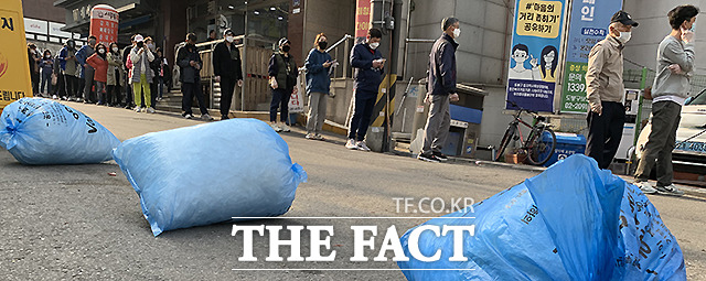 길게 줄 선 유권자와 사용 후 버려진 일회용 비닐장갑, 환경을 생각하면 안타까운 일회용 비닐장갑의 사용