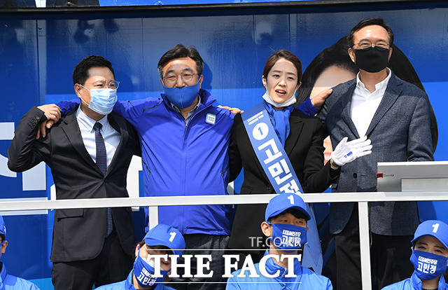 고민정 더불어민주당 광진구을 국회의원 후보(왼쪽 세번째) 지원유세를 나선 양정철 민주연구원장(왼쪽)과 윤호중 사무총장(왼쪽 두번째), 이근형 전략위원장