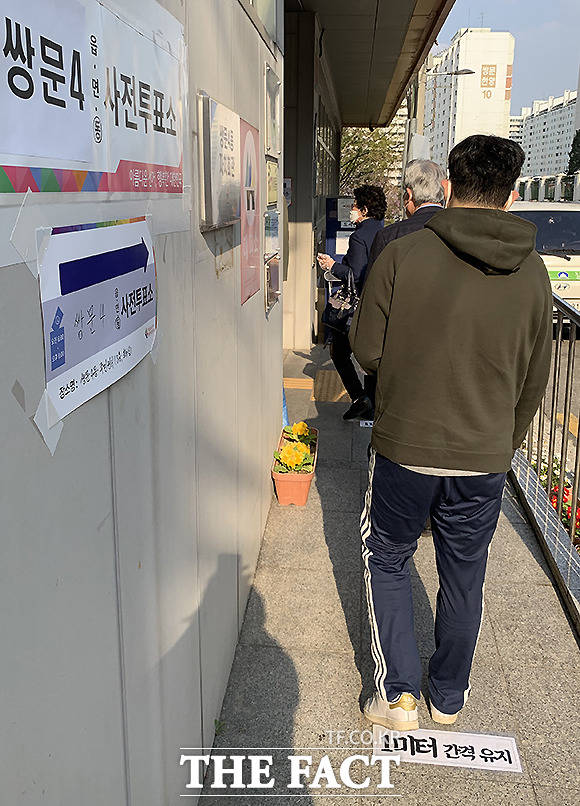 1미터 거리두기를 알리는 안내문이 바닥 곳곳에 부착돼 있다.