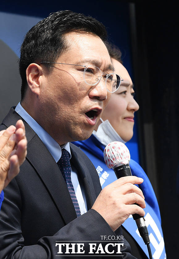 고민정 지지를 호소하는 양정철 민주연구원장(왼쪽)