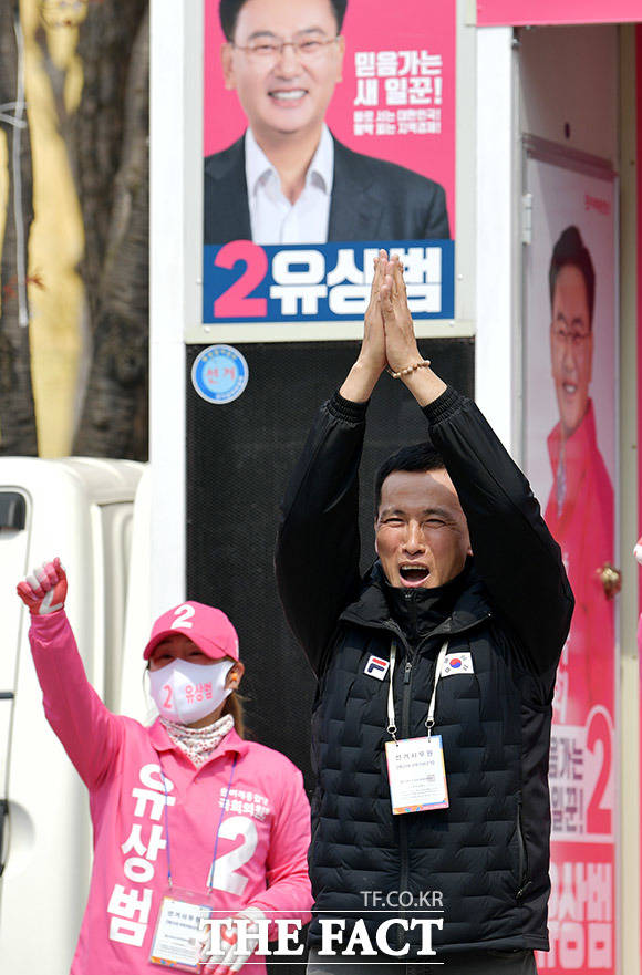 두 손 모은 유오성.