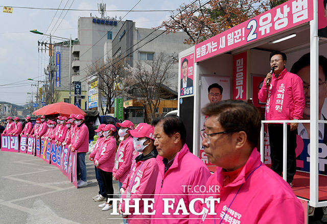 차량 유세 펼치는 검사 출신 유상범 후보.