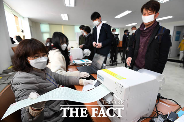 제21대 국회의원 사전선거투표 이틀째인 11일 오전 11시 누적투표율이 16.46%로 집계됐다. 사진은 10일 오전 서울 구로구 오류제1동 사전투표소에서 유권자들이 투표를 하는 모습. /남용희 기자