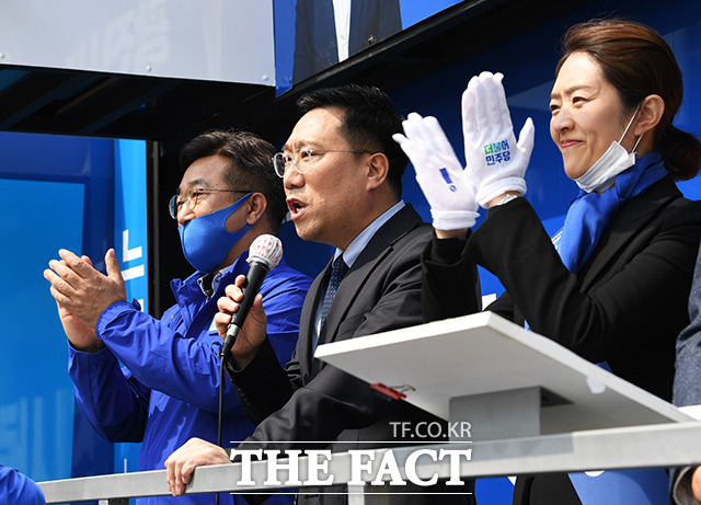 고민정 지지를 호소하는 양정철 민주연구원장(가운데)