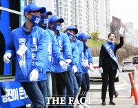 [TF포토] 고민정, '한표 부탁드립니다!'