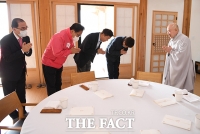 [TF포토] 봉은사 찾은 미래통합당 강남구 후보자들