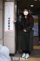 [TF포토] 홍진영, '사전투표하러 왔어요~'