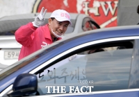 [TF포토] 김진태 후보, '도와주세요'