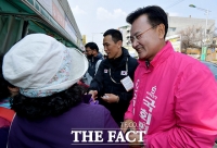 [TF사진관] '우리 형제 아이가!'…유상범 후보 유세장 찾은 유오성