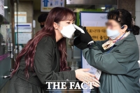 [TF포토] '코로나19 예방!' 체온 확인하는 홍진영