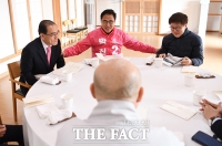 [TF포토] 봉은사 원명 주지스님과 오찬 갖는 미래통합당 강남구 후보자들