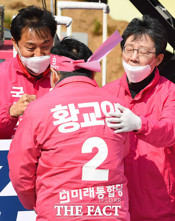 황교안 후보와 인사하는 광진을 오세훈 후보(왼쪽)