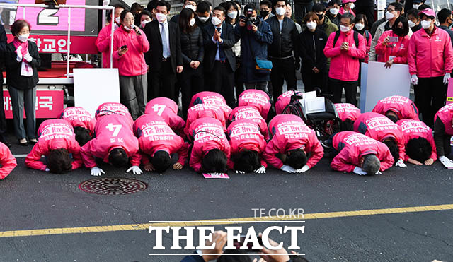 원유철 대표와 윤주경 비례대표 후보를 비롯한 미래한국당 관계자들이 종로구 주민들에게 큰절을 올리고 있다.