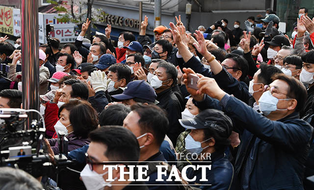 환호하는 지지자들