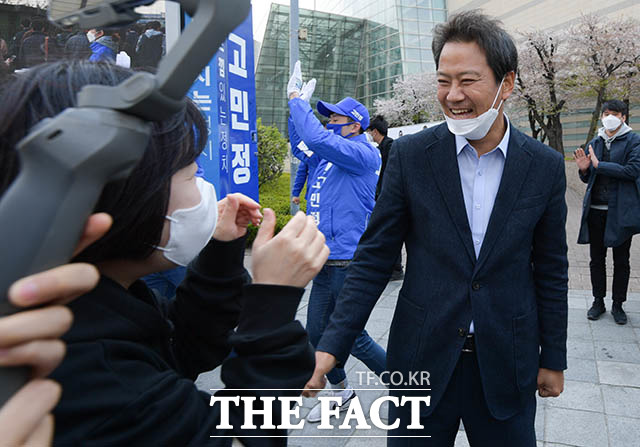 지역 주민과 인사하는 임종석 전 실장