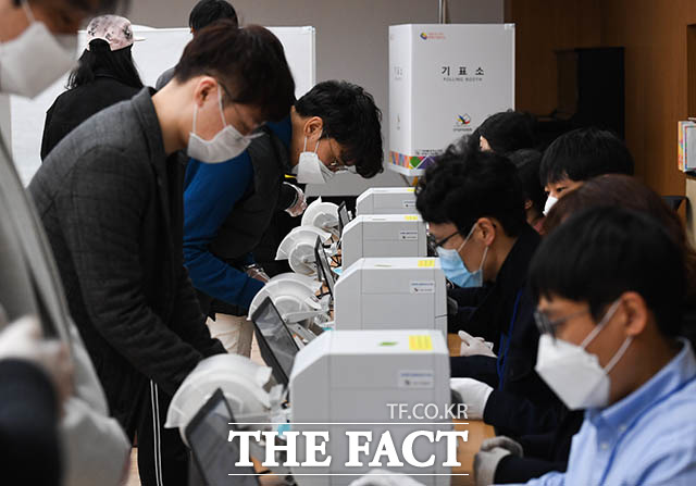코로나19 자가격리자를 위한 투표 지침이 마련됐다. 사진은 10일 오후 서울 마포구 합정동주민센터에 마련된 사전투표소에서 유권자들이 투표하고 있는 모습. /김세정 기자