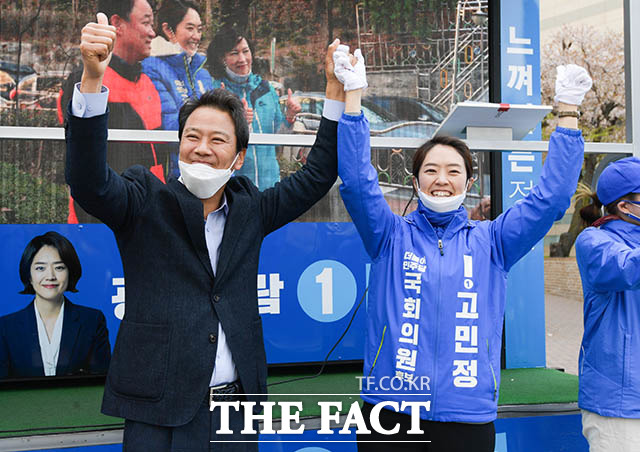손 맞잡은 임종석 전 실장과 고민정 후보