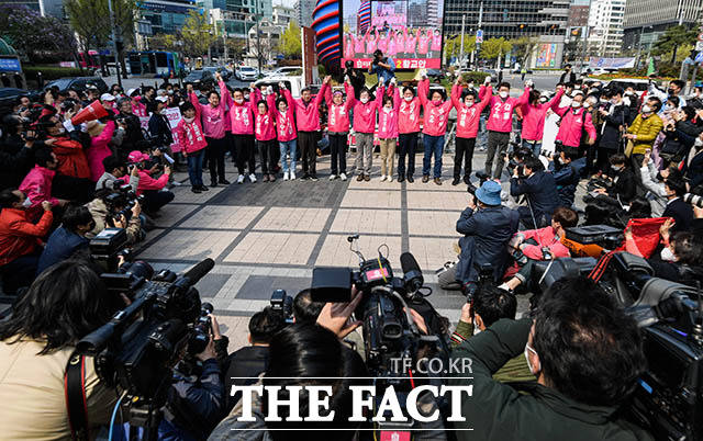 제21대 국회의원 선거를 3일 앞둔 12일 오전 미래통합당이 서울 중구 청계광장에서 4·15 총선 대국민 호소 유세를 연 가운데 박형준 공동선대위원장과 유승민 의원, 종로에 출마한 황교안 후보를 비롯한 서울 지역 출마자들이 지지를 호소를 하고 있다. /김세정 기자