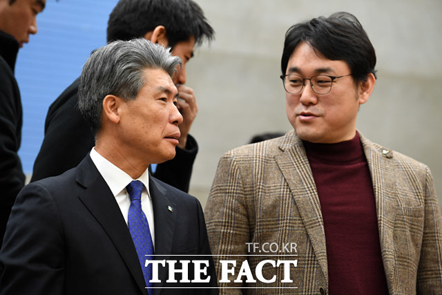 윤종원(왼쪽) IBK 기업은행장이 지난 1월 29일 오전 서울 중구 을지로 IBK 기업은행 본점에서 열린 취임식에서 김형선 기업은행 노조위원장과 대화를 나누고 있다. /임세준 기자