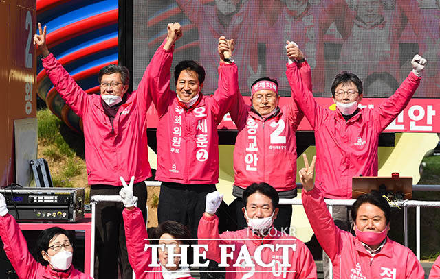 유세차량에 오른 박형준 공동선대위원장과 오세훈 후보, 황교안 후보, 유승민 의원(왼쪽부터)