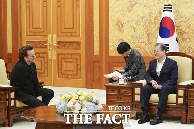 보노는 서한에서 지금 그 어느 때보다 대통령의 팬이라고 밝혔다. 사진은 지난해 12월 청와대에서 대화하는 문 대통령과 보노. /청와대 제공