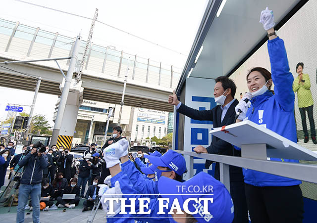 유세차량에 오른 두 사람