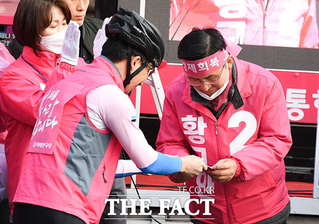 황교안 후보에게 엽서를 전달하는 남용호 미래한국당 비례대표 후보