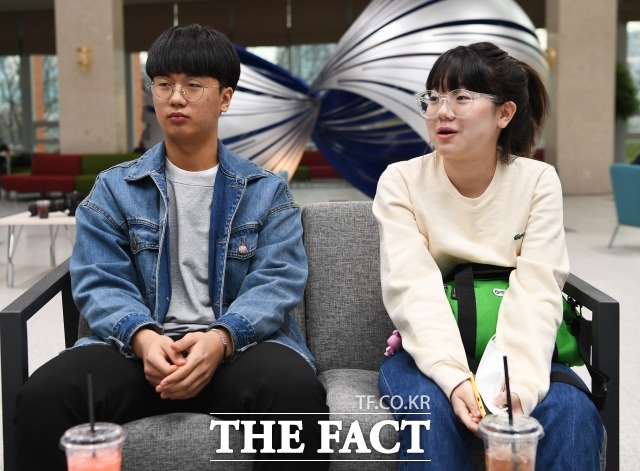 청소년 유권자인 김지수(왼쪽)학생과 박서연(오른쪽) 학생이 10일 국회 소통관에서 진행된 더팩트와의 좌담회에서 선거에서 나온 막말에 대한 의견을 말하고 있다. /배정한 기자