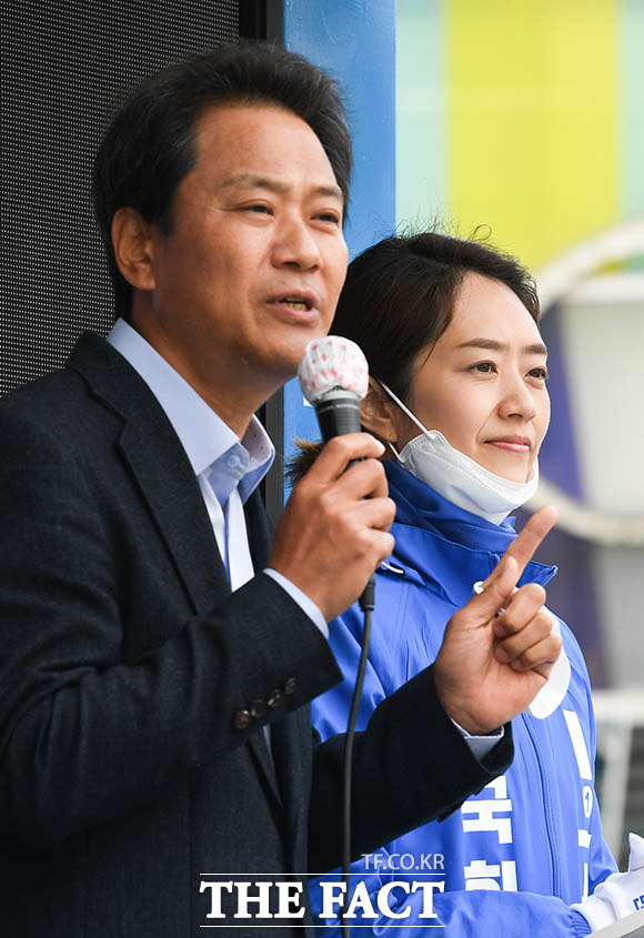 임종석 전 청와대 비서실장(왼쪽)이 12일 오후 서울 광진구 자양동 건대입구역 앞에서 열린 광진을 고민정 더불어민주당 후보의 유세 현장을 찾아 지지를 호소하고 있다. /김세정 기자