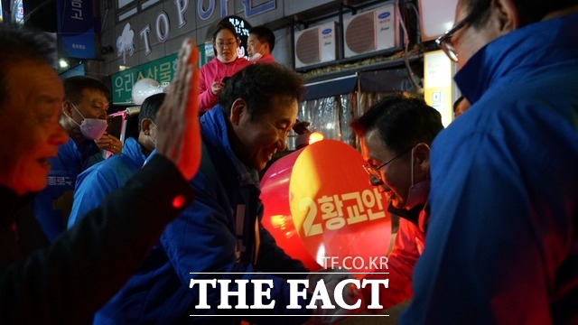 더불어민주당 이낙연 후보(왼쪽)와 미래통합당 황교안 후보가 12일 오후 서울 종로구 창신동 골목시장 상가방문 중 만나 인사를 나누고 있다. /이낙연 캠프 제공