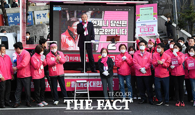 유세차량에 오른 김종인 위원장