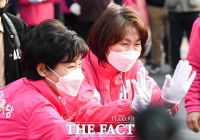 [TF포토] 주민들에게 인사하는 황교안 후보 부인