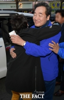 [TF포토] 지지자 포옹하는 이낙연 위원장
