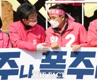 [TF포토] 이야기 나누는 유승민-황교안