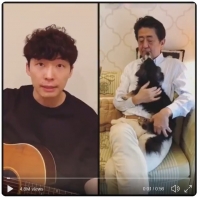  아베, '자택에서 여유로운 모습' 영상 올렸다가 비난 봇물