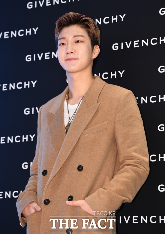 그룹 위너 멤버 이승훈이 오는 16일 입대한다. 이승훈은 공식 팬 페이지를 통해 입대 소식을 알렸다. 사진은 지난 2019년 지방시뷰티(GIVENCHY BEAUTY) 땡 꾸뛰르 에버웨어 에디션 출시 행사에 참석한 이승훈 /이동률 기자