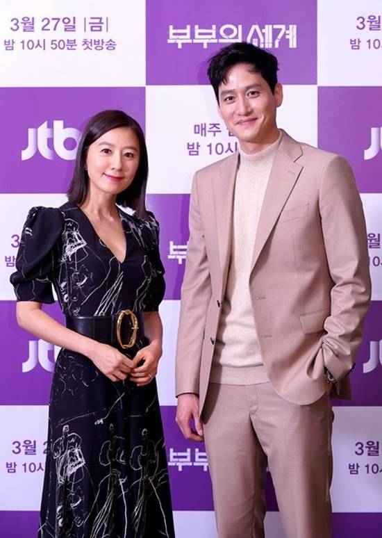 JTBC 부부의 세계가 SKY 캐슬 시청률 기록을 바짝 쫓아가고 있다. 6회에서는 18.8%를 기록하며 자체 최고 시청률을 찍었다. /JTBC 제공