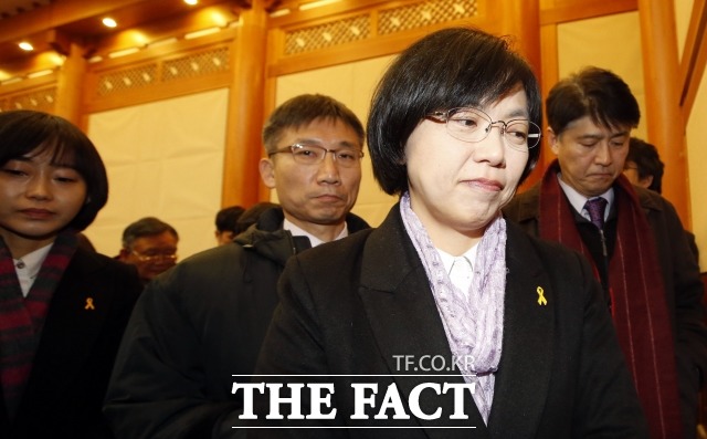 임종헌(61·사법연수원 16기) 전 법원행정처 차장은 통합진보당 관련 소송에 개입한 혐의 등을 받고 있다. 사진은 통진당 정당 해산 심판 청구 선고가 열린 2014년 12월 헌법재판소에서 재판이 끝난 뒤 당시 통진당 이정희 대표가 대심판정을 나서는 모습. /더팩트DB