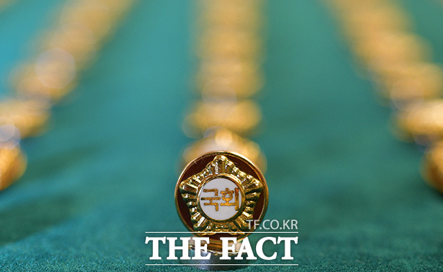 4.15 총선을 이틀 앞둔 13일 오전 서울 여의도 국회 사무처에서 제21대 국회의원들에게 지급될 배지를 공개하고 있다. /남용희 기자